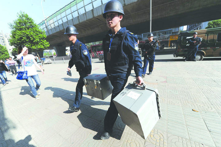 上海押運公司押運員執(zhí)行ATM清機業(yè)務(wù)