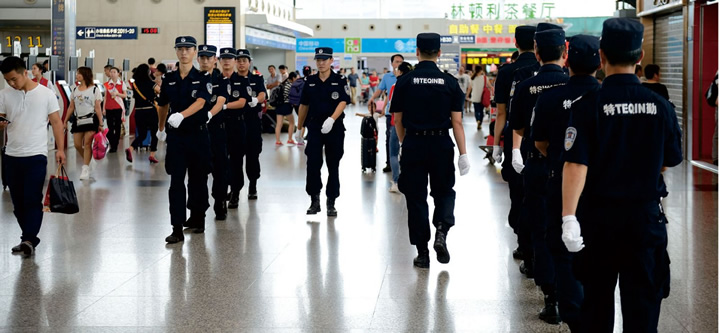 廣東得安保安公司隨身護衛(wèi)隊員執(zhí)行勤務(wù)